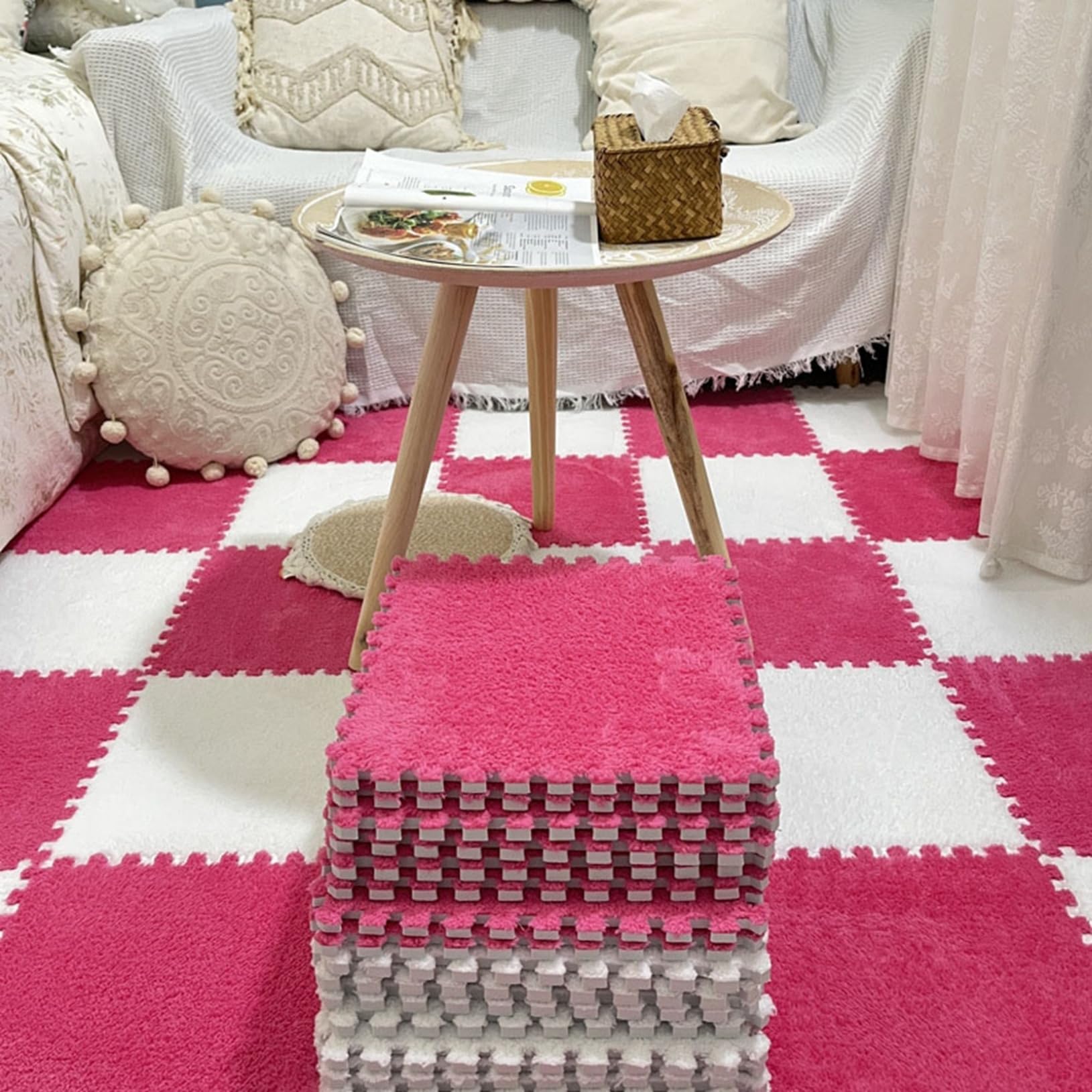 ジョイントマット タイルマット 起毛 大判 60x60x1cm 4枚入り 防音 衝撃吸収 ソフト キズ防止 パズルマット クッションマット エコ 洗える 縁付き 保温性 インテリア 子供部屋 バラ色+白｜グロースショップ
