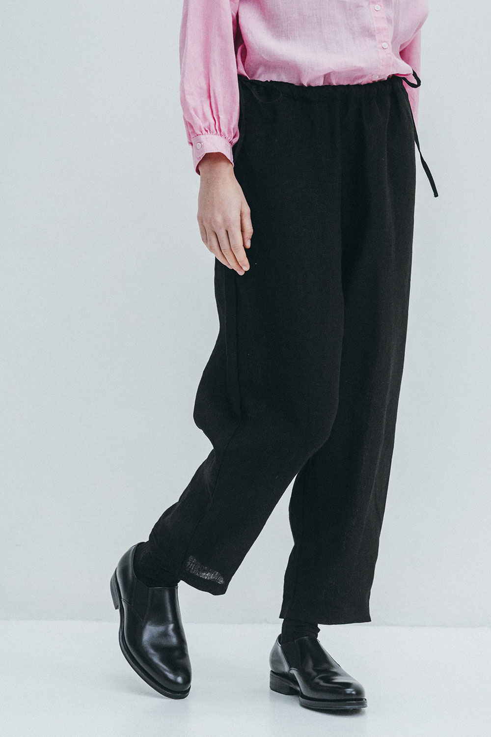 【即納 春】フォグリネンワーク オーブリー　テイパードパンツ　ブラック【未試着品】リトアニア製 fog linen work 【2026 SPRING WEAR】｜グラストンベリー
