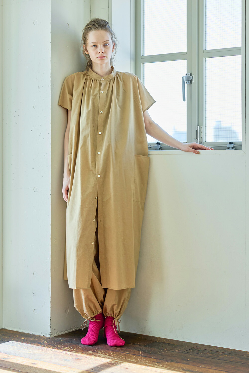 【NEW・即納】miiThaaii クレア　ワンピース　サンドベージュ ミーターイー 【未試着品】｜グラストンベリー