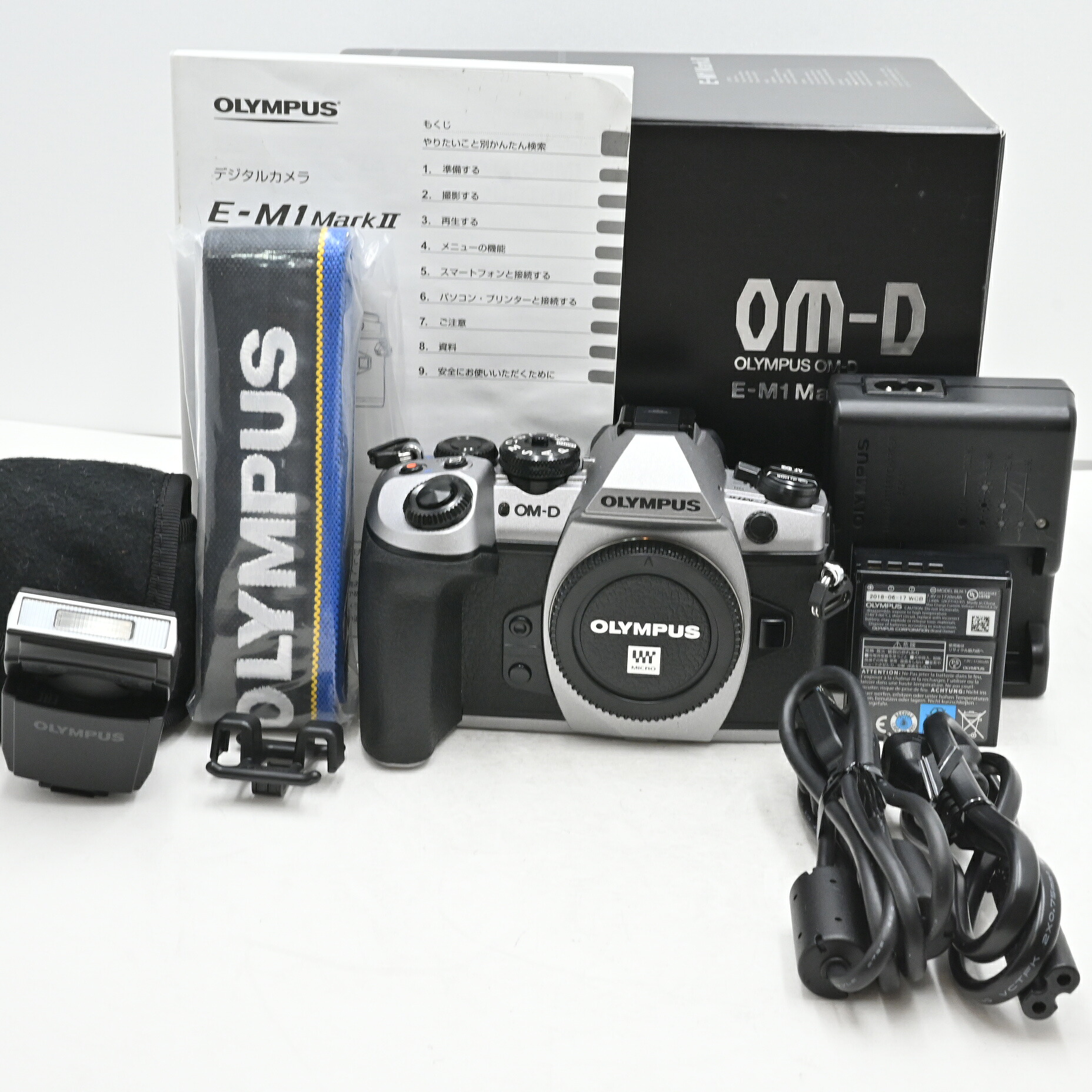 【中古】OLYMPUS 鏡鑑受け答え一眼 OM-D E-M1 Mark 2 上半身 しろがね色