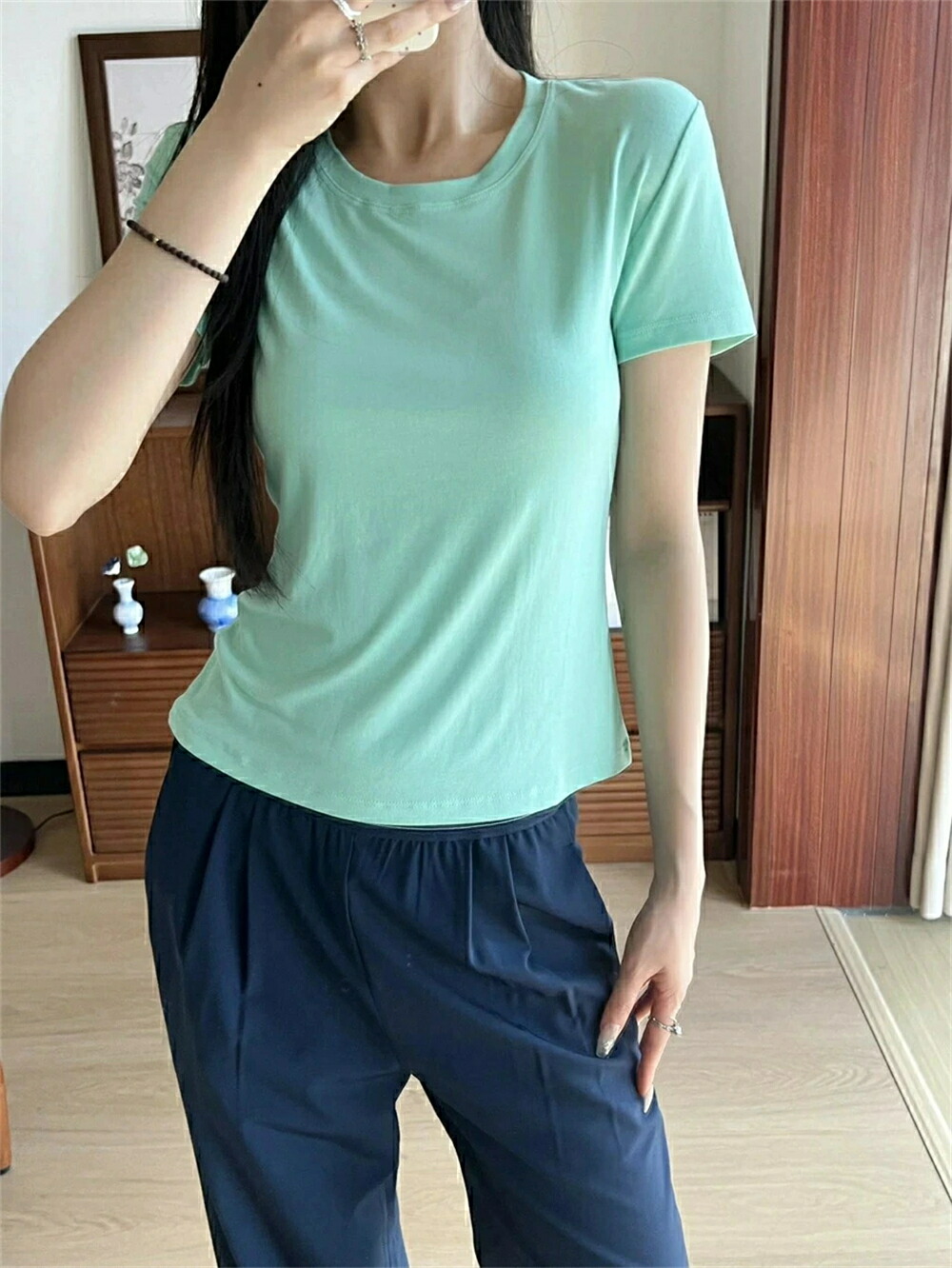 【 SALE10%OFF】★ ALO Yoga ★半袖 tプルオーバー レディース プルオーバー レディース カットソー 成年者 透け押しとどめる役立つこと 半袖 綿織物 綿 無地 間借り人 背広 肌付き 白 Uのど首 シームレス 分かりやすい 執務室 リクルート 制服 ユニフォーム
