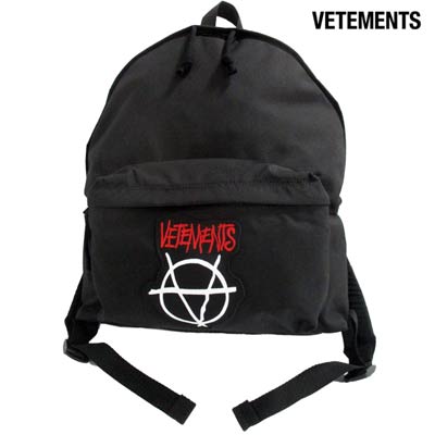 ヴェトモン VETEMENTS メンズ 鞄 バック バックパック リュック ロゴ ユニセックス可 VETEMENTSロゴ・アナーキーロゴ刺繍ワッペン付きバックパック ブラック UAH20AC651 BLACK (R96800) GB91A【送料無料】 【smtb-TK】|ガッツ ブランドショップ
