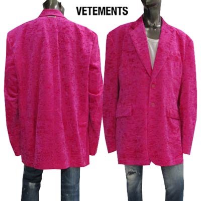 ヴェトモン VETEMENTS メンズ アウター ジャケットコート ロゴ セットアップ着用可(ボトムス別売り) ネック部分VETEMENTSロゴ入りベロア素材ジャケット UA53JA1009 PINK (R427900) 222 2022年秋冬新作【送料無料】 【smtb-TK】｜ガッツ ブランドショップ