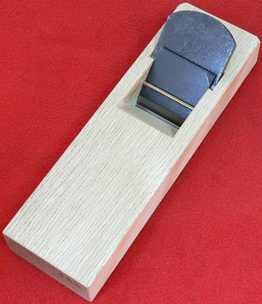 ■常三郎 春蘭 ヒナ平鉋 青鋼 押金付 五寸五分台 36mm 白樫 播州三木 大工道具 本職用 職人 かんな カンナ