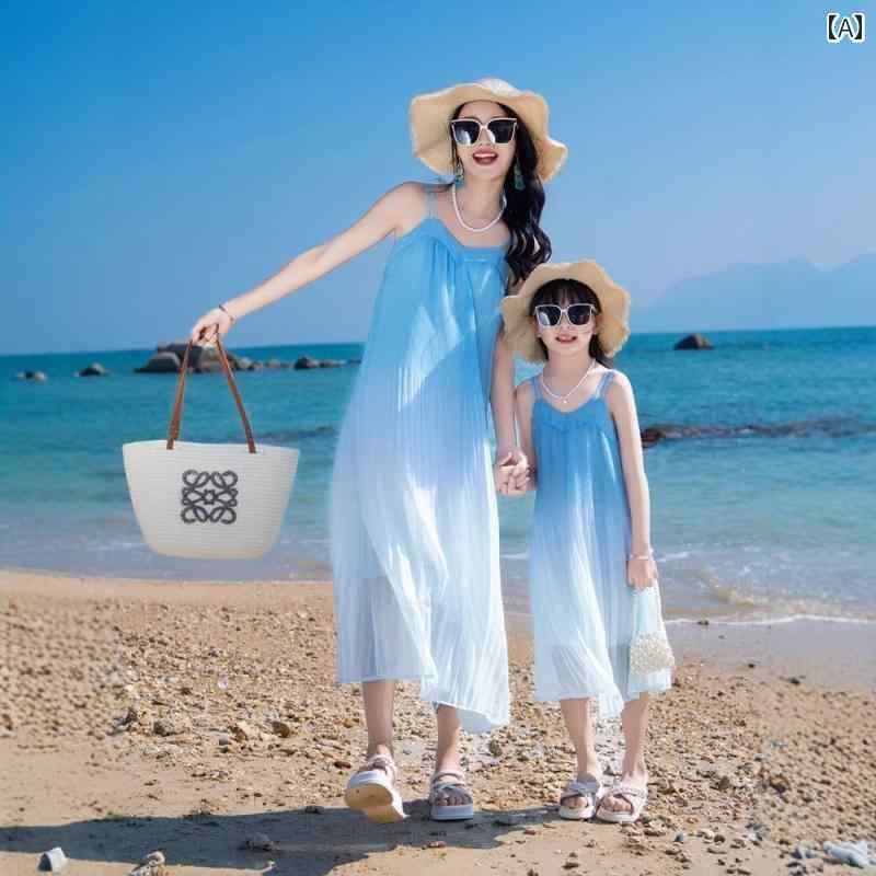 お揃い ファッション コーデ ペアルック カジュアル 三 亜 旅行 休暇 親子 夏服 家族 3人 海辺の 写真 母と 娘 グラデーション ビーチ ドレス画像