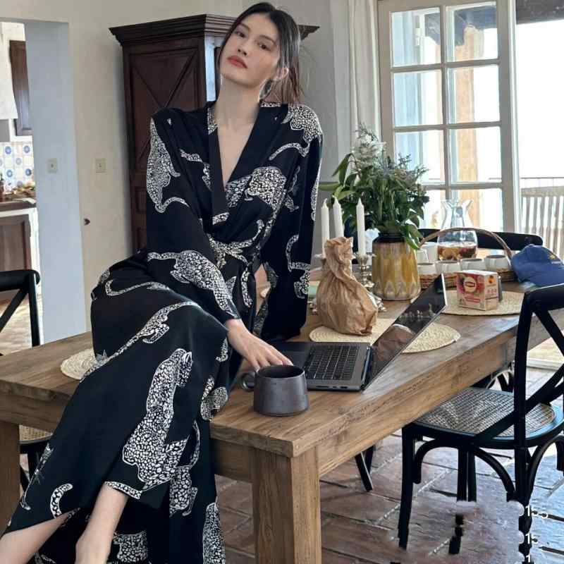 亭主もち 地絹 下着類 薄っぺら パジャマ 黒の 吸いつける的 地絹パジャマ レディース 春と 夏 2025 御前上等 冷感 ロング ナイト爵化粧着 バスローブ 昼まえ 衣裳