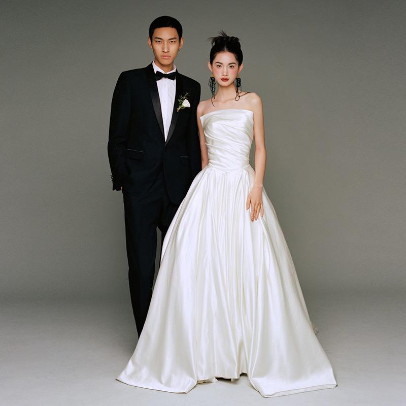 ウェディングドレス ストラップレス フランス レトロ シンプル サテン 白 高級感 ロングトレーン 結婚式用 フォーマル 外出対応 エレガント シルク調 軽量 伸縮性