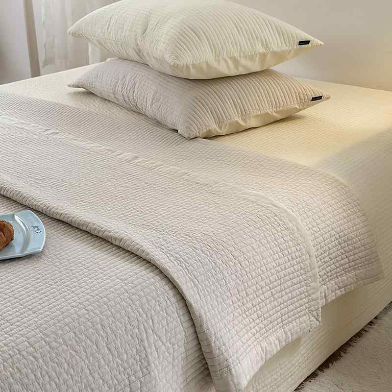寝具 ベッドカバー 3点セット 100%コットン キルティング加工 石洗い 柔らかい肌触り 厚手 滑り止め 機能 快適 吸湿性 家庭用 ダブルサイズ ベッドシーツ 枕カバー セット 日常使い