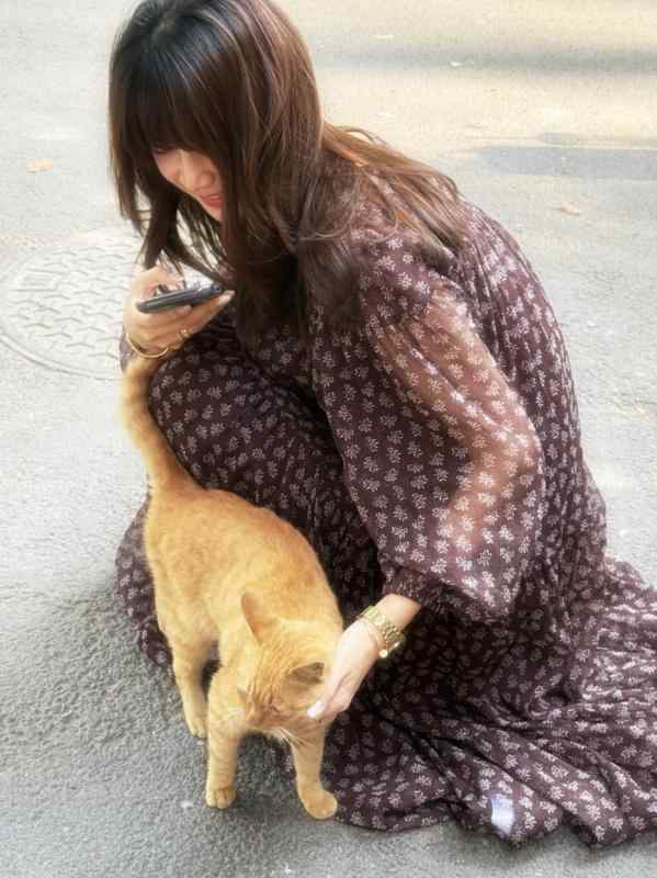 ワンピース レディース ゆったり 体型カバー ロング丈 長袖 総柄 柄物 マキシ丈 フレア 軽やか 抜け感 清楚系 エレガント きれいめ フェミニン ナチュラル 普段使い お出かけ 散歩 旅行 リゾート 柔らか素材 再生繊維 軽い 快適 着心地抜群 楽ち｜北摂軽太郎便