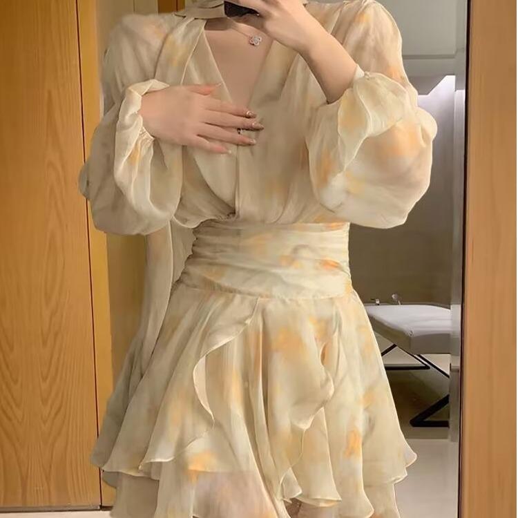 レディース ワンピース Vネック パフスリーブ シフォン 花柄 夏 リゾート ビーチ 収腰 ミニ ドレス 高級感 優しい デザイン 軽量 通気性 女性用 トップス スカート 組み合わせ