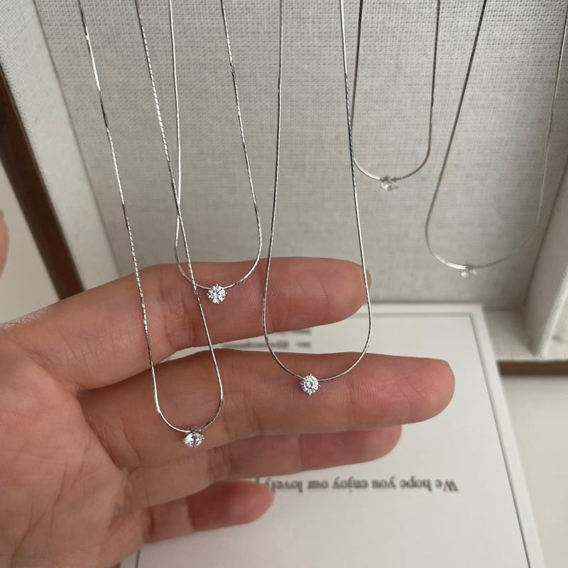 ネックレス 純銀 蛇骨チェーン シングルジルコニア シンプル 洗練 極細 デザイン 高級感 普段使い ユニセックス 細身 軽量 アクセサリー