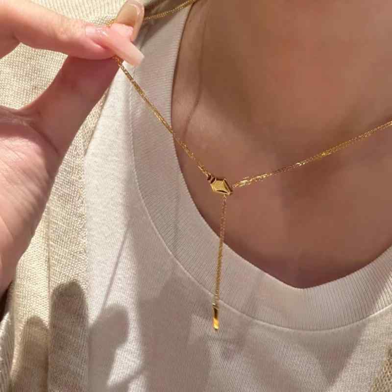 ネックレス レディース 銀 蛇モチーフ 鎖骨チェーン ショート 高級感 個性的 洗練 ユニーク 軽量 シルバー ジュエリー スタイリッシュ モダン｜北摂軽太郎便