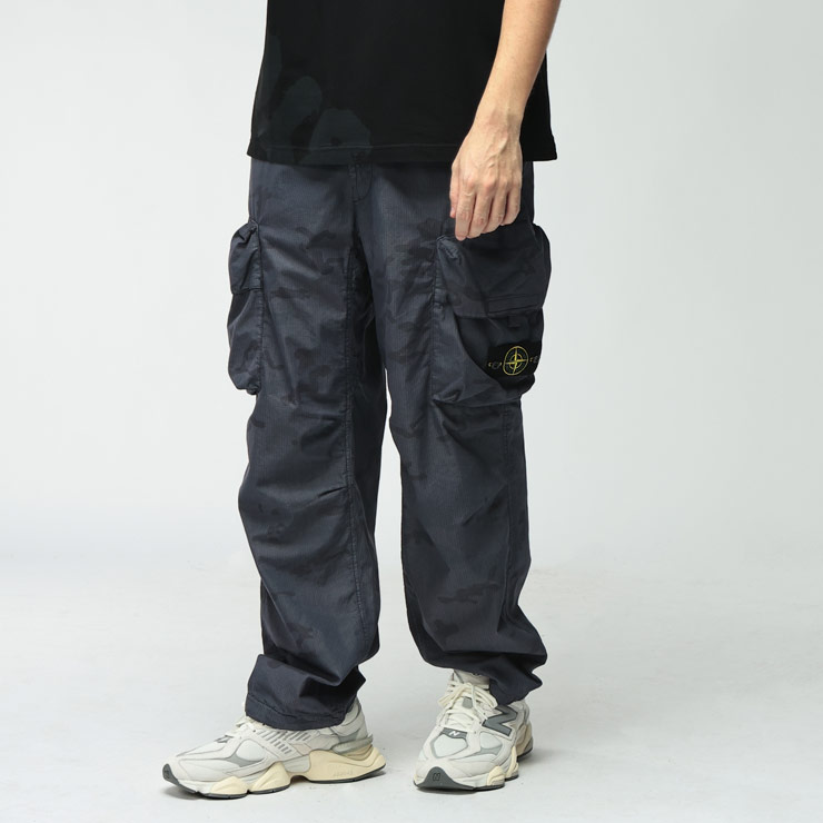 ストーンアイランド STONE ISLAND メンズ ロングズボン下 SI3100036S00E9ロゴタイプ継ぎ切れ 間鴨フラ柄 カーゴパンツ ブランド名 ボトムス ナイロンズボン下 長ズボン 柄