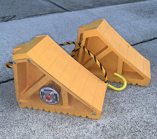 タイヤストッパー FL（フラッシュ）LLセット 黄 ゴム製 ロープ・フック付 黄色 ゴム 大型トラック用 タイヤ止め カーストッパー 夜間工事 視認性UP