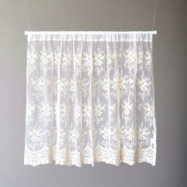 楽天市場 カフェカーテン 45cm丈 レース 目隠し おしゃれ 刺繍 キッチン トイレ 洗面所 カーテン 小窓 出窓 かわいい ナチュラル 北欧 シンプル 小窓用カーテン 出窓用カーテン ミニカーテン 小花柄 1 45cm カフェカーテン シャロー45 ギギｌｉｖｉｎｇ