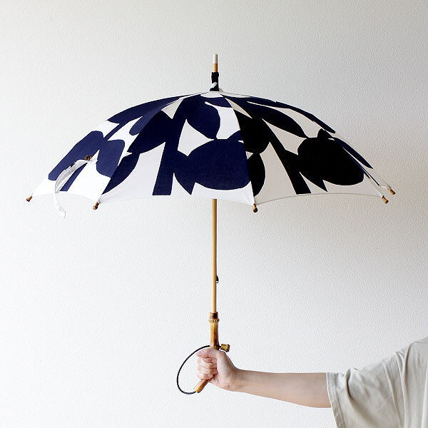楽天市場 晴雨兼用傘 長傘 日傘 Uvカット おしゃれ 紺 撥水加工 遮光 遮熱 竹 バンブー ハンドル 持ち手 女性 レディース モダン 日本製 コットンパラソル 注染リーフ B ギギｌｉｖｉｎｇ