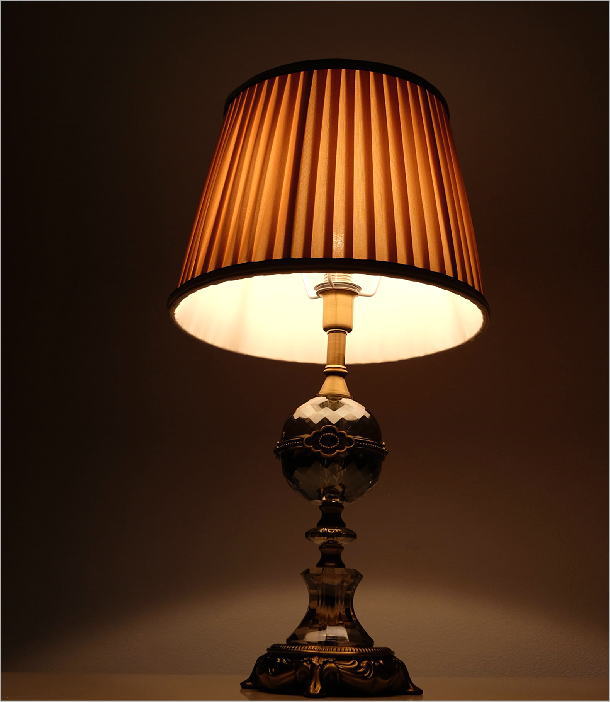 テーブルランプ おしゃれ アンティーク かわいい ライト ヨーロピアン ベッドサイドランプ 寝室 照明スタンド テーブルスタンド アイアン エレガント ランプ エレガントなテーブルランプ B Gulbaan Com