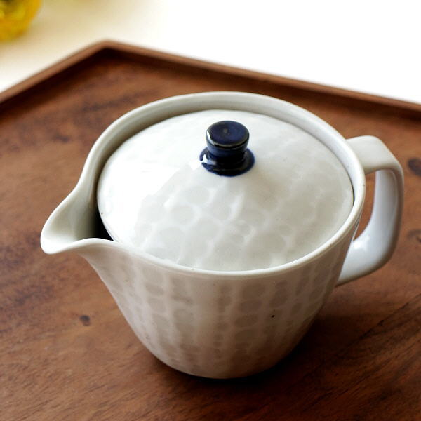 ティーポット 急須 陶器 おしゃれ 粉引き 有田焼 洗いやすい ステンレスメッシュ 茶こし付き 250ml 小さめ 食洗機対応 かわいい 可愛い 軽量 軽い デザイン 和風 モダン 北欧 日本製 和食器 白 焼き物 誕生日 敬老の日 ギフト プレゼント 粉引しずくポット