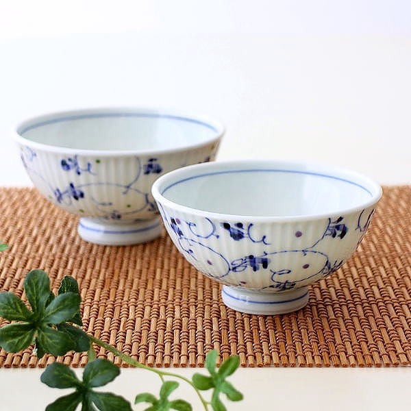 夫婦茶碗 波佐見焼 鎬文 しのぎ ご飯茶碗 ペアセット 大小セット 唐草模様 日本製 大12cm 小11cm 磁器 おしゃれ かわいい 電子レンジ対応 食洗機対応 和食器 ギフト 結婚祝い 新生活 プレゼント 内祝い ブルーアラベスク 夫婦茶碗
