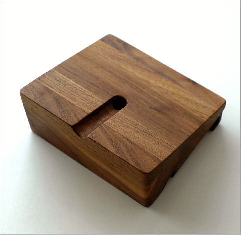 楽天市場 タブレットスタンド 木製 Ipadスタンド タブレットpcスタンド おしゃれ 充電しながら 横置き 縦置き 木工 天然木 無垢材 ナチュラル インテリア ウッドタブレットスタンド ウォルナット ギギｌｉｖｉｎｇ