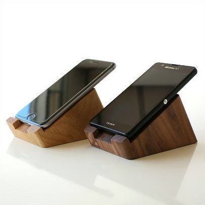 スマホスタンド 木製 おしゃれ 卓上 充電しながら 天然木 スマートフォンスタンド iPhone7 iPhone6 携帯スタンド スマホ置き スマフォスタンド 充電スタンド シンプル かっこいい iPhoneスタンド 卓上スタンド ウッドモバイルスタンド２カラー