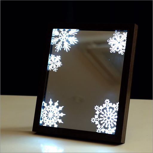 ミラー 壁掛け 卓上 鏡 クリスマス 壁飾り オブジェ LED 雪の結晶 ミラーフレーム 四角 角型 雑貨 ウォールミラー スタンドミラー LEDフレーム スノー電池付 4,477円