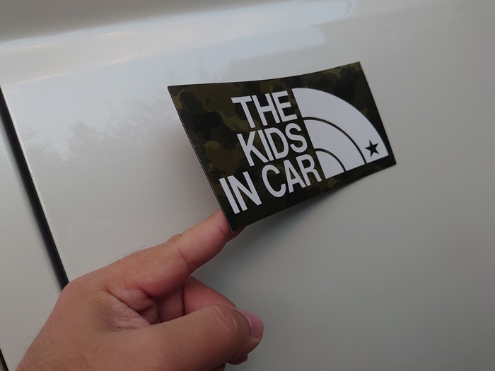 THE KIDS IN CAR キッズインカー 迷彩柄 カモ柄ステッカー パロディ シール 子供を乗せています 完全送料無料