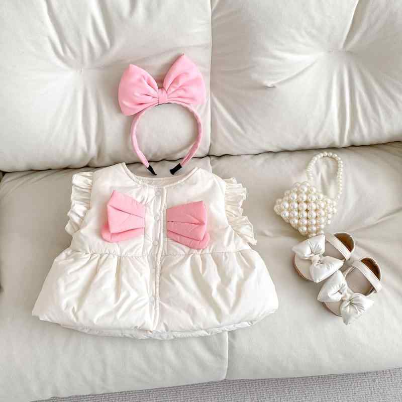 中綿ベスト ベビー 女の子 0-3歳 幼児 リボン フリル袖 丸襟 シングルボタン カーディガン風 ポリエステル シンプル 無地 保温 防寒 冬 普段使い お出かけ ジレ