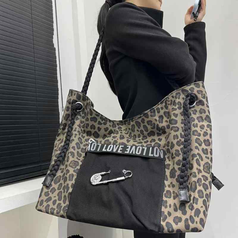 ショルダーバッグ レディース 女性用 ファッション カジュアル 個性的 ヒョウ柄 メッシュ 大きめ 大容量 トートバッグ 斜めがけ 横型 スクエア ビッグピン モチーフ コットン ブラウン 普段使い お出かけ|花りぼん