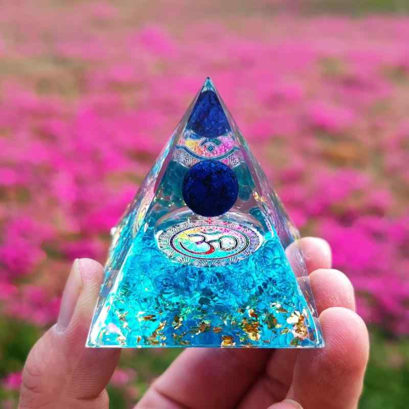 置物 水晶球 さざれ石 ピラミッド 樹脂製 インテリア 卓上 オブジェ ディスプレイ おしゃれ モダン シンプル 透明感 天然素材 パワーストーン 飾り