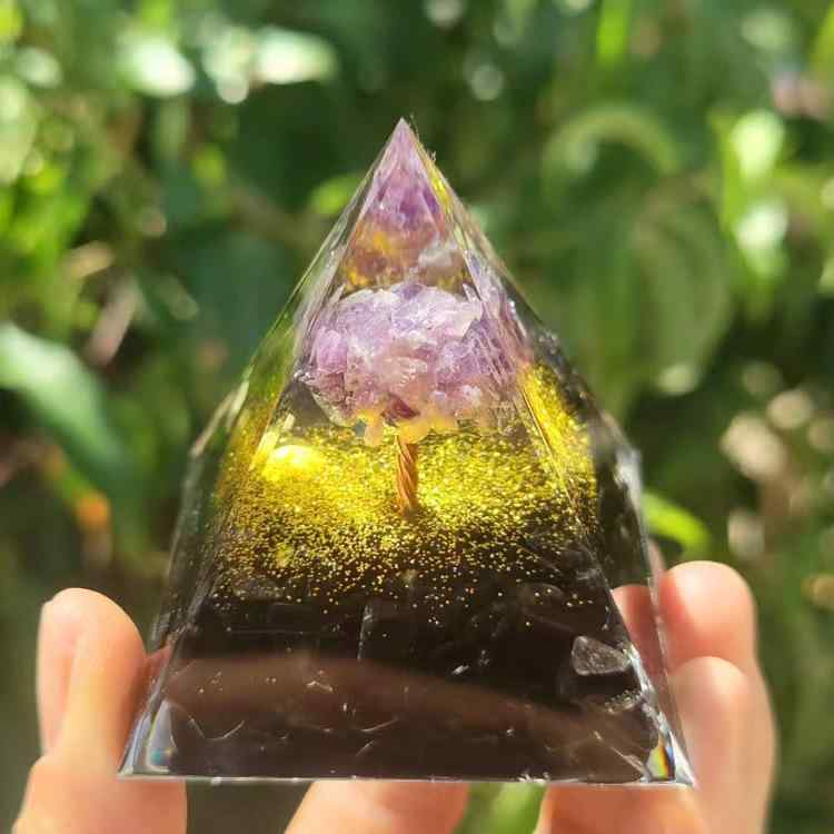 オブジェ クリスタルボール ピラミッド レジン さざれ石 天然石 手作り ハンドメイド 卓上 置物 インテリア ヒーリング 風水 リビング 玄関