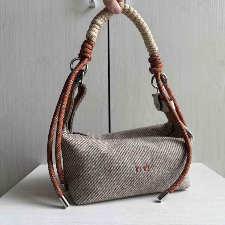 ミニスクエアバッグ レディース キャンバス 編み込み フリンジ ステッチ 刺繍 横型 小型 ジッパー スマホポケット ソフト ショルダーストラップ ハンドバッグ アームバッグ ストリート 普段使い｜花りぼん