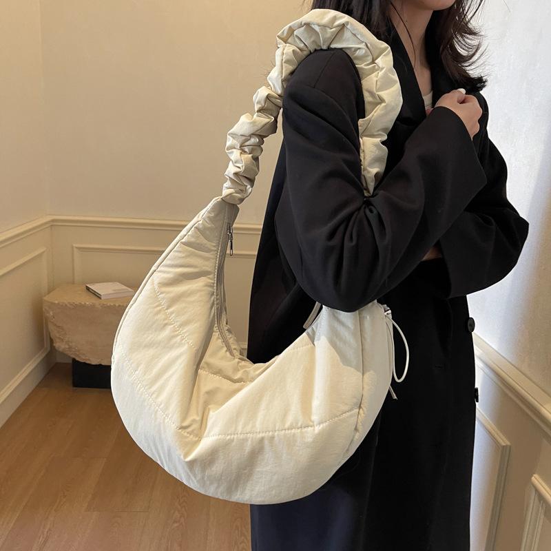 バッグ 餃子型 ナイロン 巾着 トート ショルダーバッグ 斜め掛け 3WAY 普段使い カジュアル リラックス ステッチ ファスナー開閉 内ポケット付き 柔らかな素材 豊富なカラー 春夏