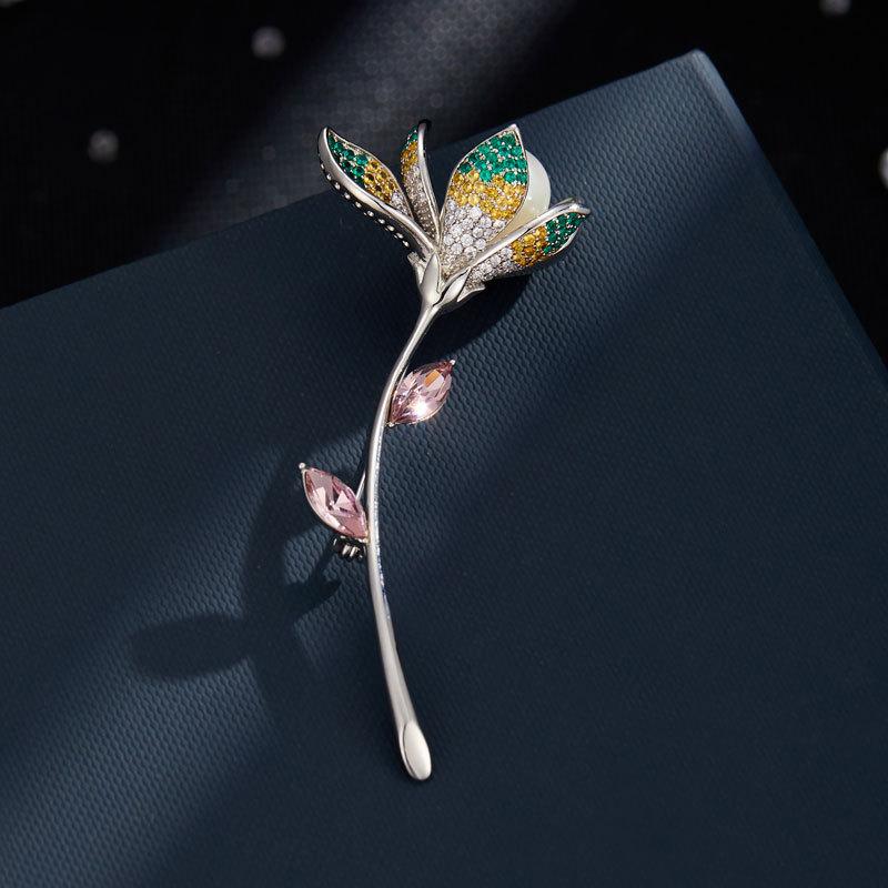 ブローチ レディース 蓮の花 花モチーフ ジルコニア マイクロパヴェ 高級感 エレガント 個性的 上品 銅製 ピンブローチ 秋冬 フォーマル 通勤