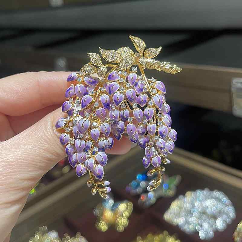 ブローチ レディース チャイナ風 藤の花 オリジナルデザイン 高級感 華やか 上質 限定 七宝焼き エナメル 銅製 美術館 コレクション 記念日 プレゼント ファッション フラワーモチーフ 多機能｜花りぼん
