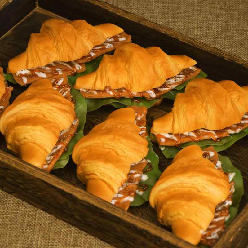 食品サンプル クロワッサン フェイクパン リアルな模型 PU素材 ホワイト 店舗ディスプレイ カフェ装飾 ベーカリー 撮影小物 商業用展示 インテリア雑貨