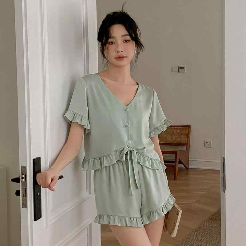 パジャマ レディース ルームウェア 女性用 春夏 接触冷感 サテン ポリエステル 薄手 Vネック 前開き フリル 半袖 ショートパンツ セットアップ 部屋着 普段使い の商品写真