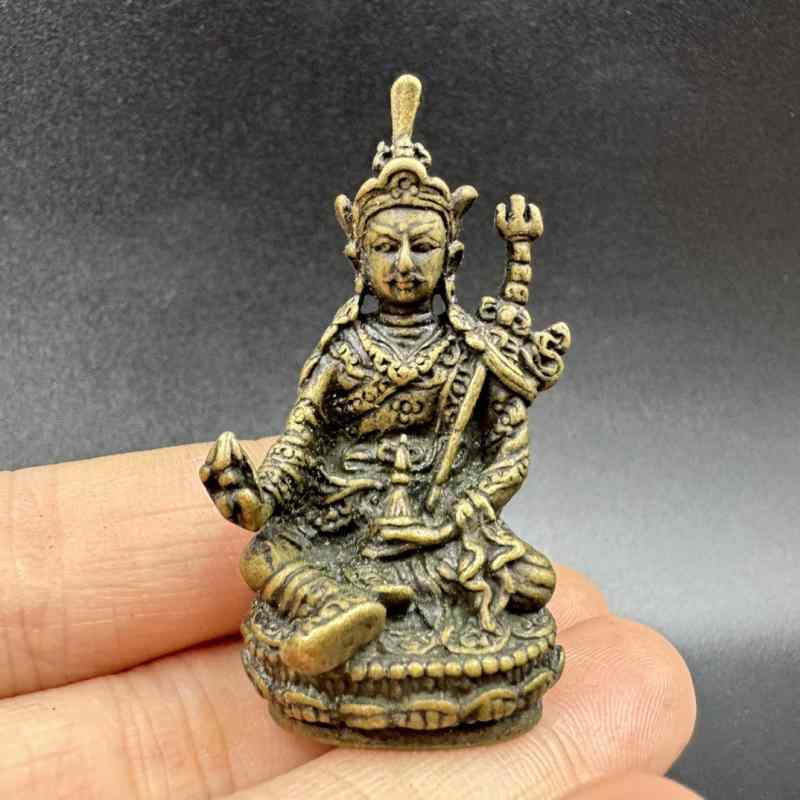 仏像 黄銅製 チベット仏教 パドマサンバヴァ 密教 アンティーク 置物 オブジェ 携帯用 ミニ 卓上飾り 癒やし 護身用 お守り 縁起物 インテリア小物