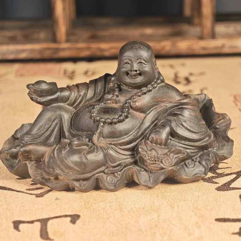 置物 弥勒仏 インドネシア ダラガン 黒檀 木彫り 無垢材 蓮の葉 元宝 笑い仏 車載用 縁起物 金運 開運 手彫り デスク リビング アジアン モダン