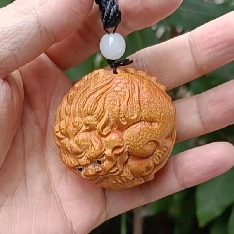 置物 縁起物 貔貅 ピクシー 玉持ち 崖柏木材 木彫り 工芸品 手のひらサイズ 持ち運び 車載用 新中華風 インテリア雑貨 陳化材 ギフト プレゼント
