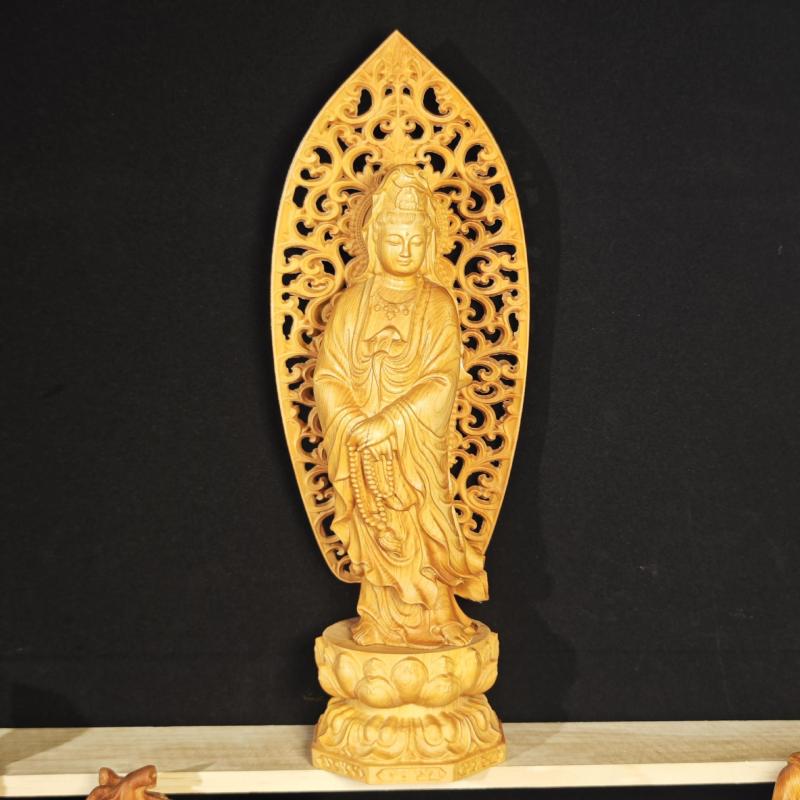 仏像 観音菩薩 柏木 木彫り 無垢材 置物 立ち姿 光背 優しい微笑み 家庭用 リビング インテリア オブジェ 大型 28cm
