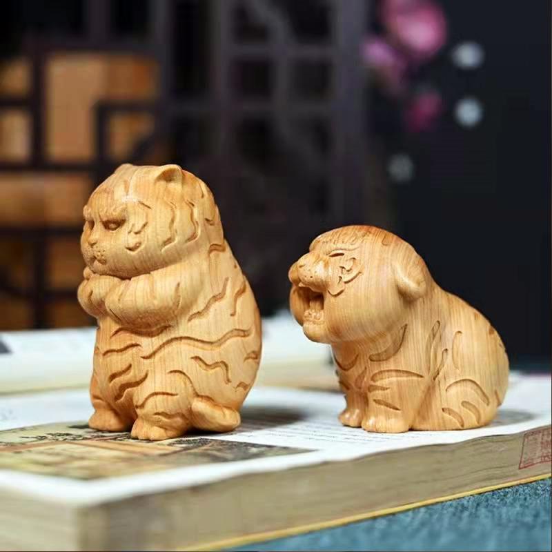 木彫り 置物 かわいい ぽっちゃり ミニ 虎 干支 寅 崖柏 無垢材 掌玩 お守り 縁起物 ストラップ キーホルダー