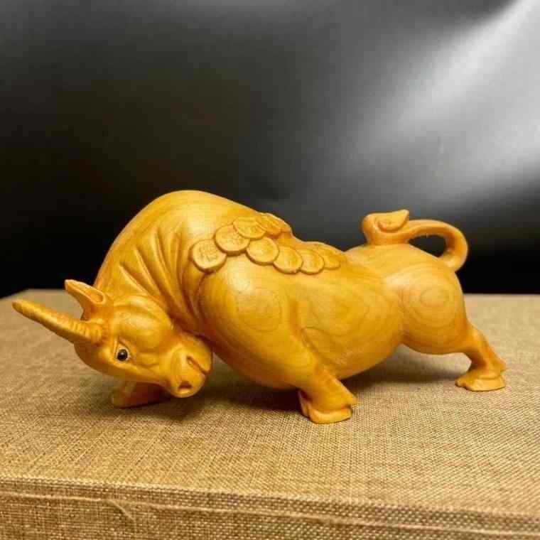 木彫り 闘牛 ツゲの木製 アニマル 精巧な彫刻 工芸品 縁起物 開運 運気アップ 置物 インテリア 玄関 リビング 書斎 車載 マスコット