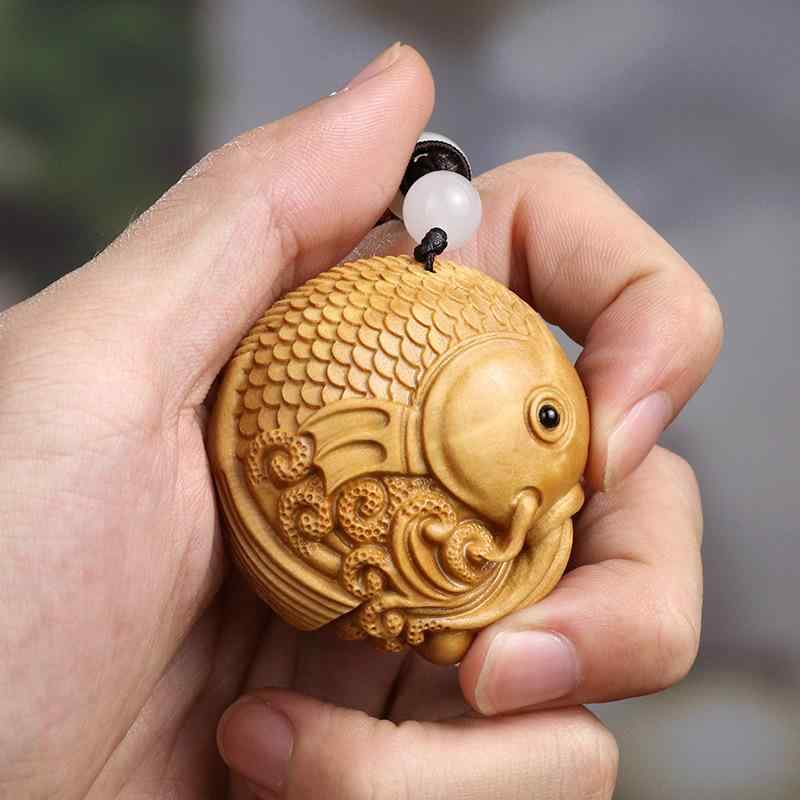 彫刻 黄楊木 ツゲ 鯉の滝登り 出世鯉 縁起物 招福 ラッキーアイテム 掌中 手遊び コレクション 観賞用 精巧 細工 高級感 インテリア 置物 根付 キーホルダー