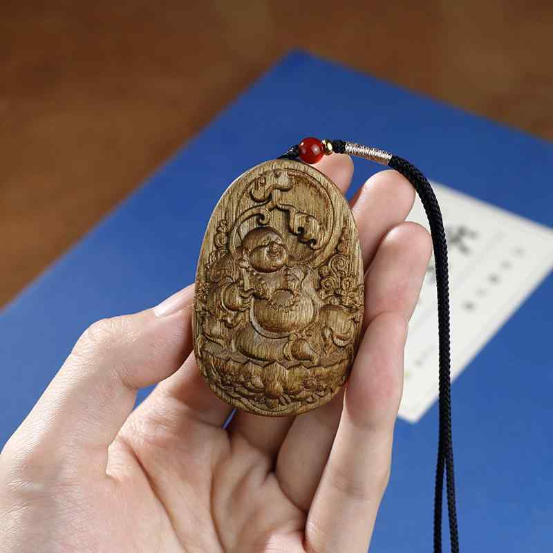 ネックレス 金糸楠木 大腹弥勒仏 笑う弥勒 彫刻 ペンダント 天然木製 開運 縁起物 お守り アンティーク風 アジアンテイスト カジュアル 男女兼用 アクセサリー