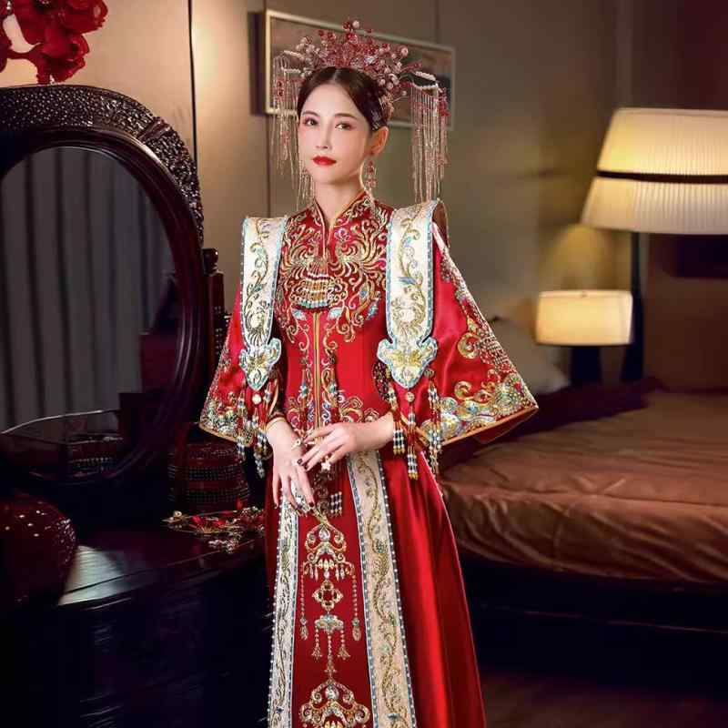 秀禾服 レディース 中国式 ウェディングドレス 花嫁衣装 鳳凰冠霞・示 豪華刺繍 ラインストーン 重厚感 ポリエステル 結婚式 披露宴 前撮り 立ち襟 九分袖 スリムフィット