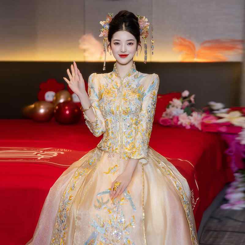 秀禾服 レディース 中国風 ウェディングドレス 花嫁 ブライダル 披露宴 お色直し 春夏 高級感 個性的 スタンドカラー 七分袖 ロング丈 スレンダーライン ポリエステル ビーズ装飾｜花りぼん