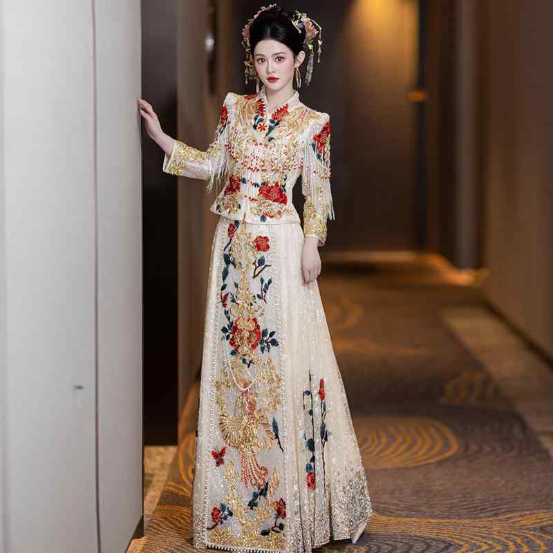 瀬戸ものお召しもの レディース 春夏 中国風 御芽出度 交歓会 花嫁御寮 お色直し 秀禾服 重厚感 晴れ晴れしい 御前上等感 細押し出し成り行き ロングお召しもの 立襟 九分袖 ポリエステル 白いこと