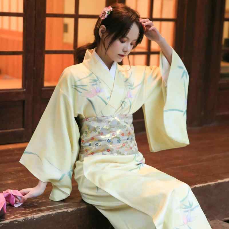 着物 レディース 組み換えるお召しもの 飾り気の無い着付け フォーマル 寄りあい お茶席 好いたらしいめ 雅びやか ポリエステル 水仙柄 花柄 しわになりにくい ハリ感 パステル色の黄味がかった 黄色系