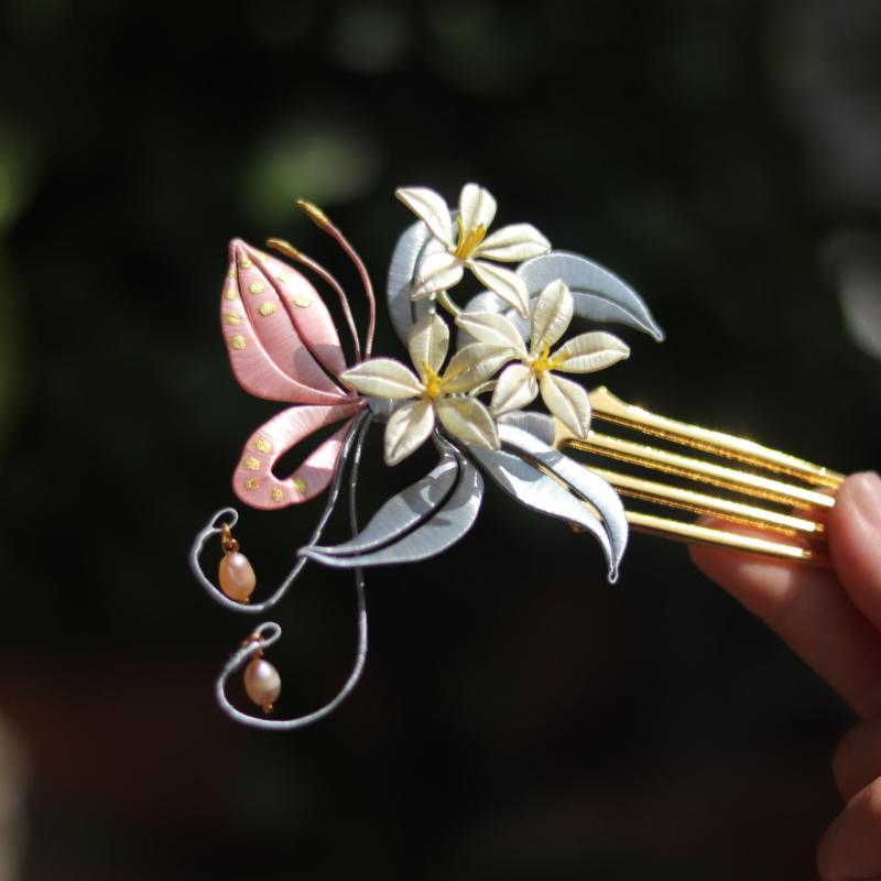 簪 レディース 古風 レトロ アンティーク調 金彩 蝶 バタフライ パール パール 花 フラワーモチーフ 髪飾り ヘアアクセサリー 漢服 チャイナドレス 和装 着物 浴衣 シンプル 優雅 上品 エレガント 歩揺 かんざし
